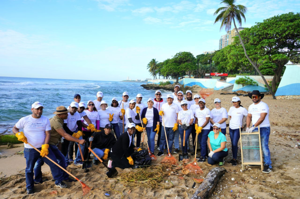 CNZFE realiza jornada de limpieza de costa en la Playa de Güibia